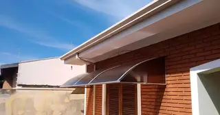 Toldo para Janela de Policarbonato Alveolar