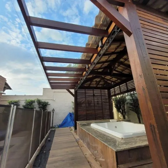 Toldo para Janela de Policarbonato Compacto — Instalação 1