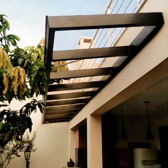 Toldo para Janela de Policarbonato Compacto — Instalação 2