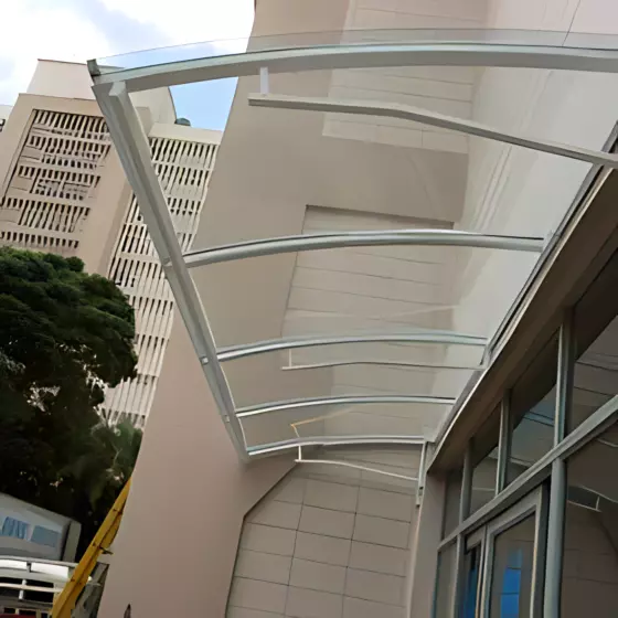 Toldo para Janela de Policarbonato Compacto — Instalação 3