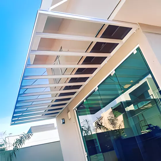 Toldo para Janela de Policarbonato Compacto — Instalação 6