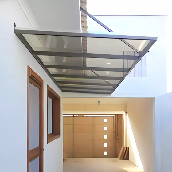 Toldo para Janela de Policarbonato Compacto — Instalação 7