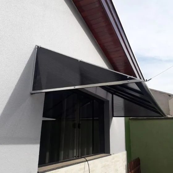 Toldo para Janela de Policarbonato Alveolar — Instalação 5